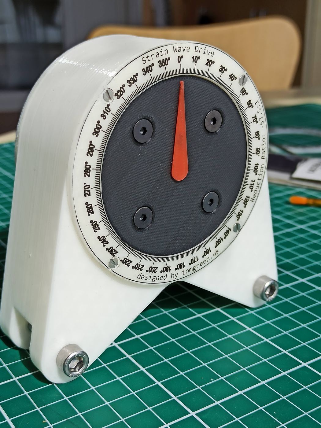Strain-wave gear demonstrator with reduction-ratio dial